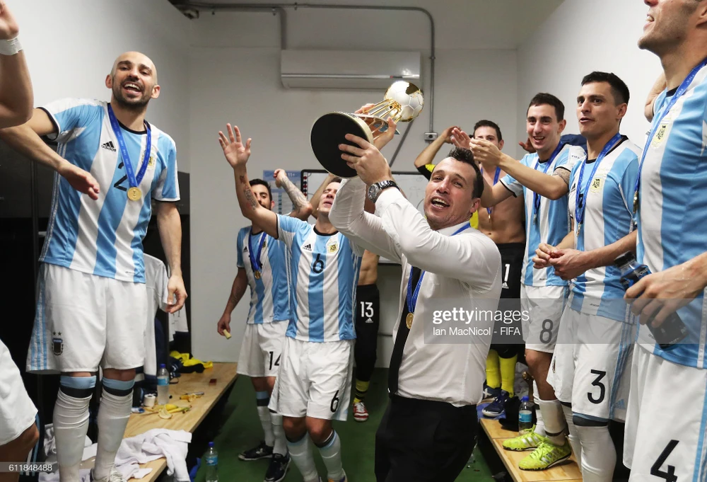 Ông Diego Giustozzi cùng đội tuyển futsal Argentina vô địch World Cup 2016