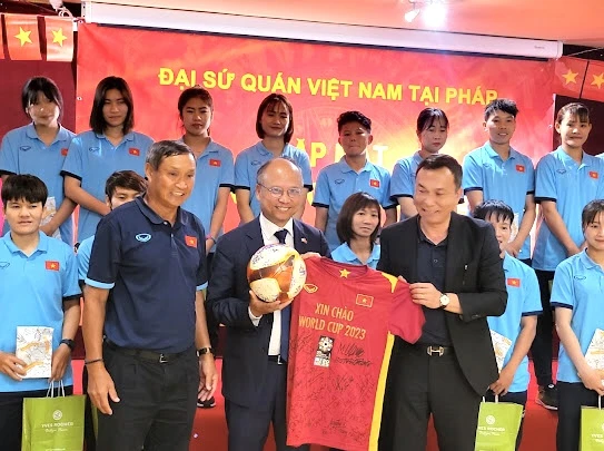 Quyền Chủ tịch VFF Trần Quốc Tuấn đã tặng Đại sứ Đinh Toàn Thắng chiếc áo và bóng có in tên VCK World Cup nữ 2023