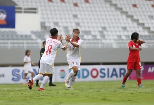 Các cô gái Việt Nam thắng 9-0 trước Singapore ở trận ra quân