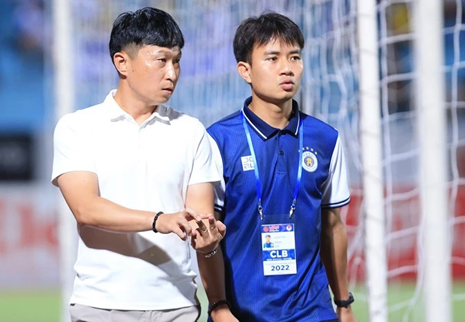 HLV Chun Jae Ho (bên trái)