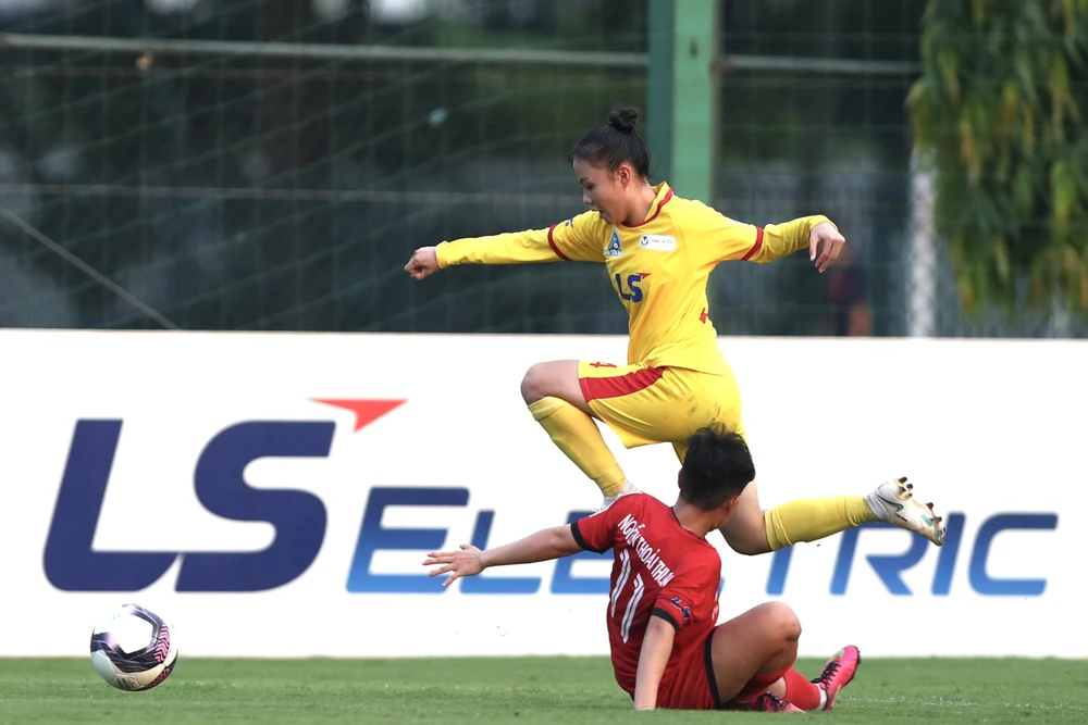 Đội nữ TPHCM II (áo vàng) để thua 0-1 trước Hà Nội II từ quả đá phạt 11m