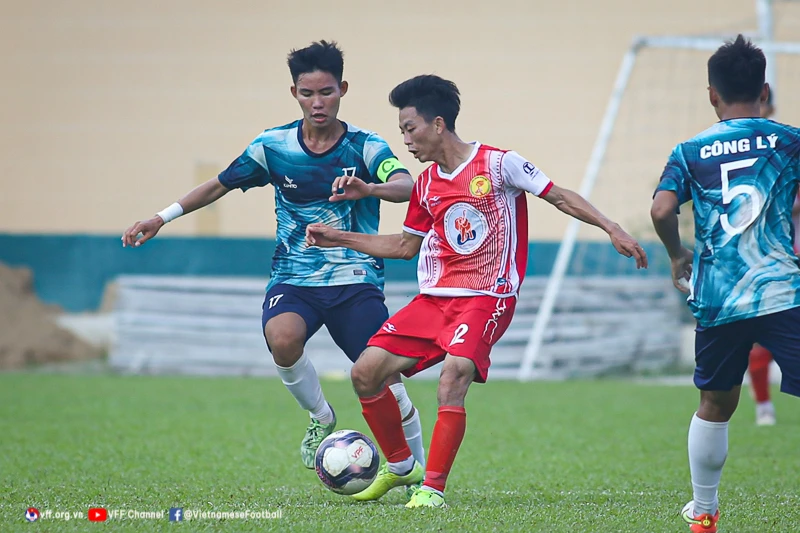 Bến Tre (áo đỏ) giành chiến thắng 2-0 trước Cần Thơ