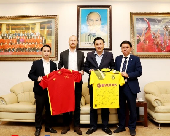 Lãnh đạo VFF và đại diện CLB Borussia Dortmund trao tặng áo thi đấu của đội tuyển Việt Nam và CLB danh tiếng của Đức