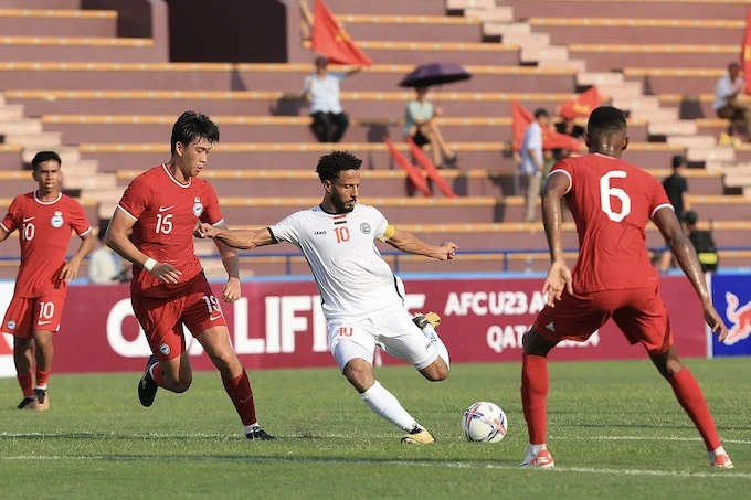 U23 Yemen (áo trắng) khởi đầu ấn tượng trước Singapore. Ảnh: ĐỨC CƯỜNG