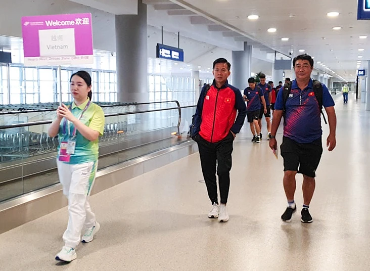 HLV Hoàng Anh Tuấn, trợ lý Trần Minh Chiến cùng các cầu thủ được đại diện Ban tổ chức tiếp đón và hỗ trợ các thủ tục khi đến sân bay