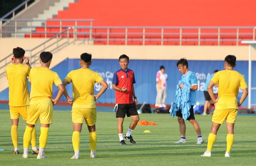 Buổi tập của đội Oympic Việt Nam trên sân cỏ vào chiều 17-9