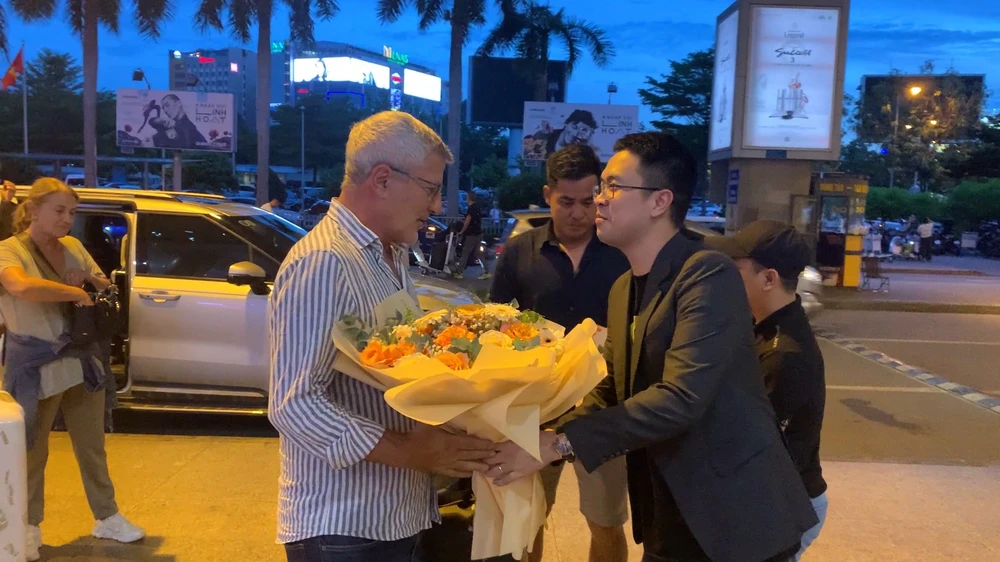Đại diện của Ban tổ chức đón vợ chồng HLV Calisto tại sân bay Tân Sơn Nhất
