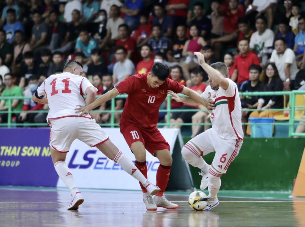 Các cầu thủ Việt Nam đã có trận đấu bổ ích trước đội tuyển futsal Hungary. Ảnh: DŨNG PHƯƠNG