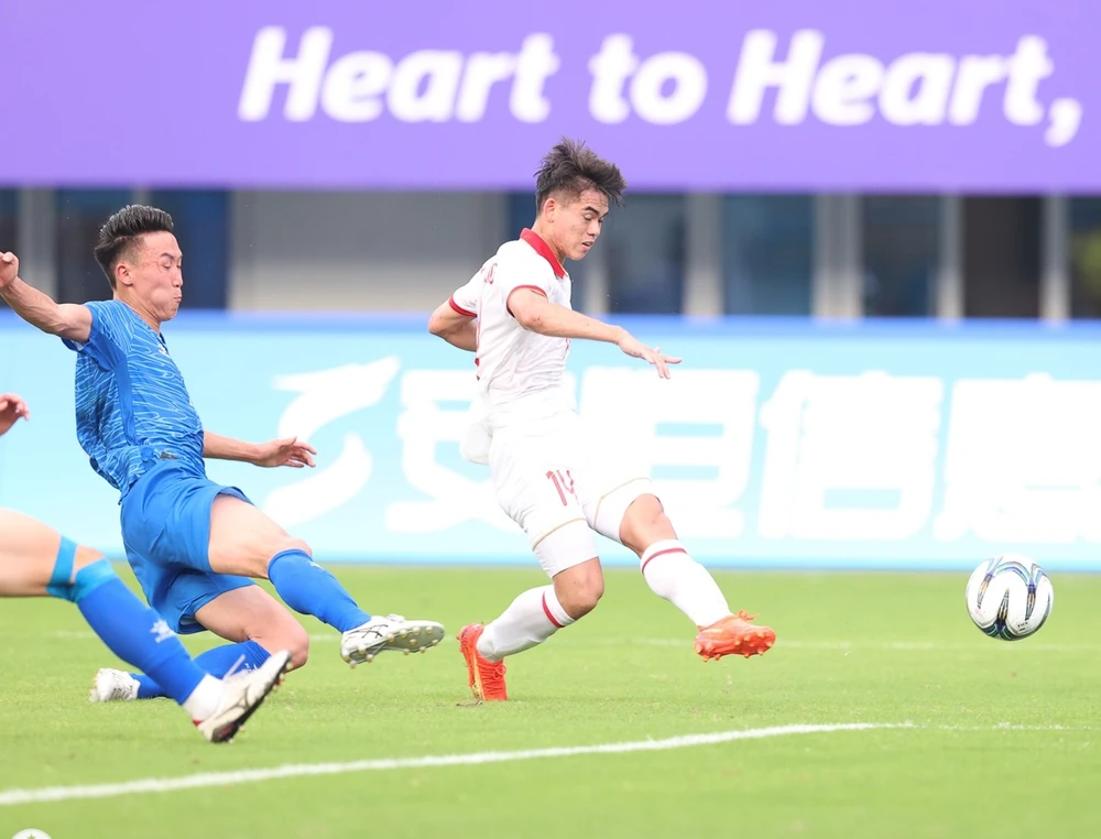 Khuất Văn Khang ghi bàn nâng tỷ số 3-0 cho Olympic Việt Nam vào cuối hiệp 1 trước khi rời sân