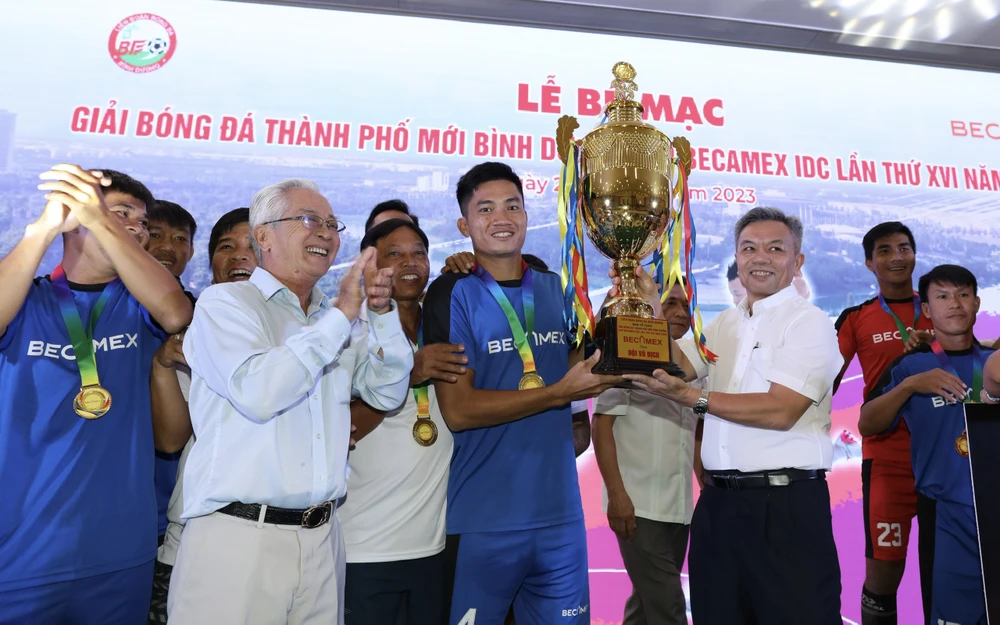 Lãnh đạo Sở VH-TT&DL và lãnh đạo LĐBĐ tỉnh Bình Dương trao Cúp vô địch cho đội Út Du TPK. Ảnh: DŨNG PHƯƠNG