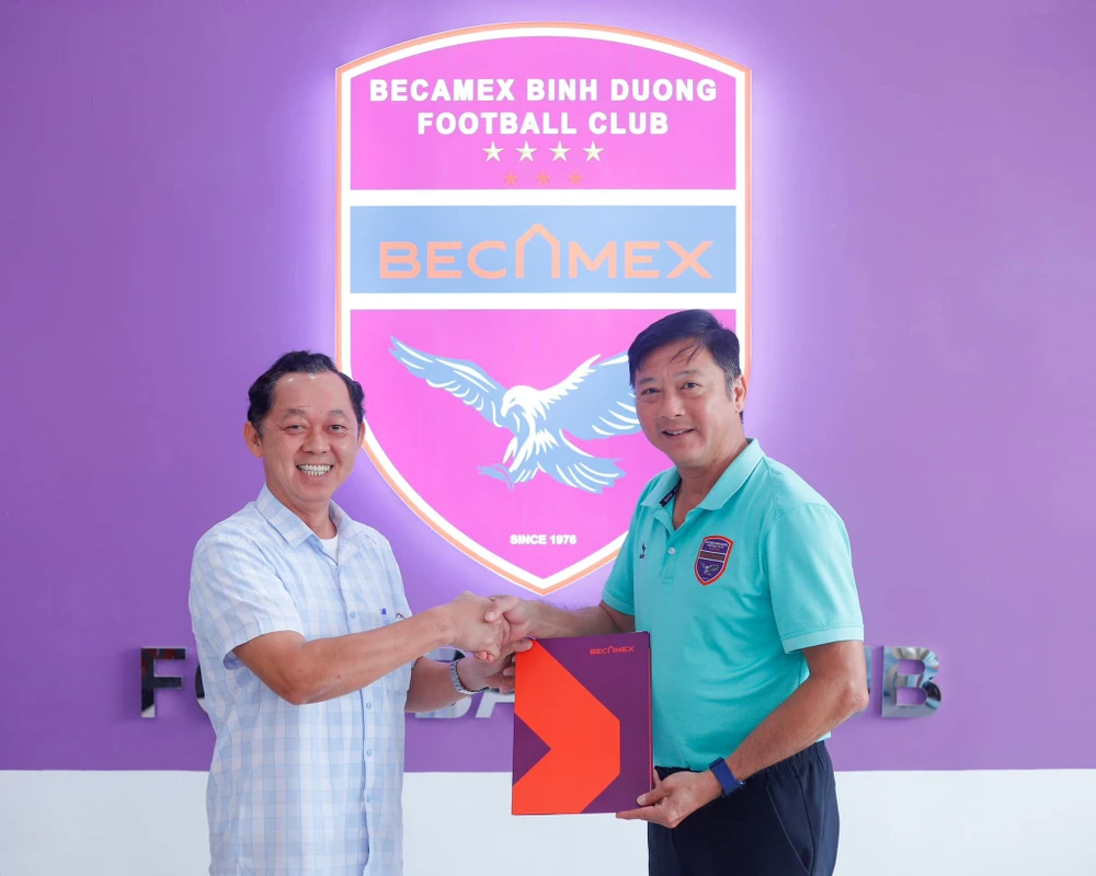 Chủ tịch CLB B.Bình Dương Hồ Hồng Thạch chúc mừng HLV Lê Huỳnh Đức sau khi gia hạn hợp đồng tiếp tục dẫn dắt đội bóng đất Thủ
