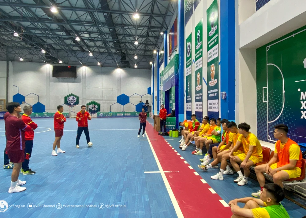 Đội tuyển futsal Việt Nam tại nhà thi đấu Buyant Ukhaa
