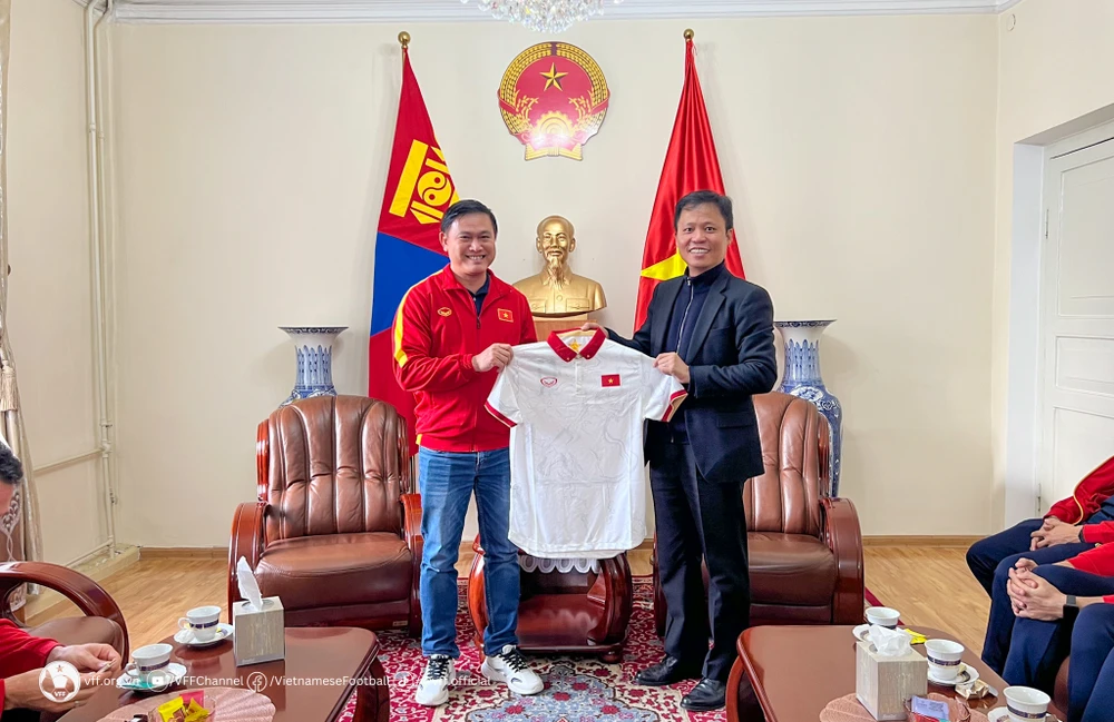 Phó Chủ tịch LĐBĐVN Trần Anh Tú trao tặng Đại sứ Doãn Khánh Tâm áo đấu lưu niệm của đội tuyển