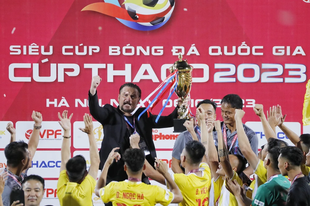 HLV Popov cùng các học trò đã giành chiến thắng thuyết phục ở trận Siêu Cup 2023. Ảnh: MINH HOÀNG