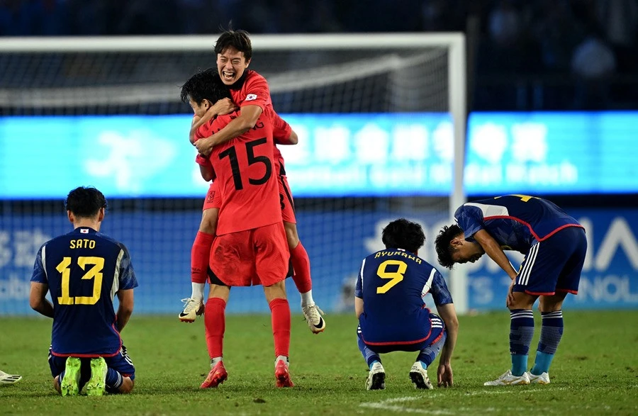 Các cầu thủ Hàn Quốc vui mừng sau chiến thắng 2-1 trước Nhật Bản. Ảnh: Reuters 