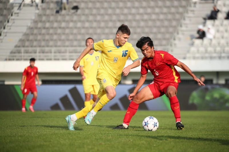 Các cầu thủ U18 Việt Nam hai lần vượt lên dẫn trước nhưng đã bị thua ngược đáng tiếc trước Ukraine