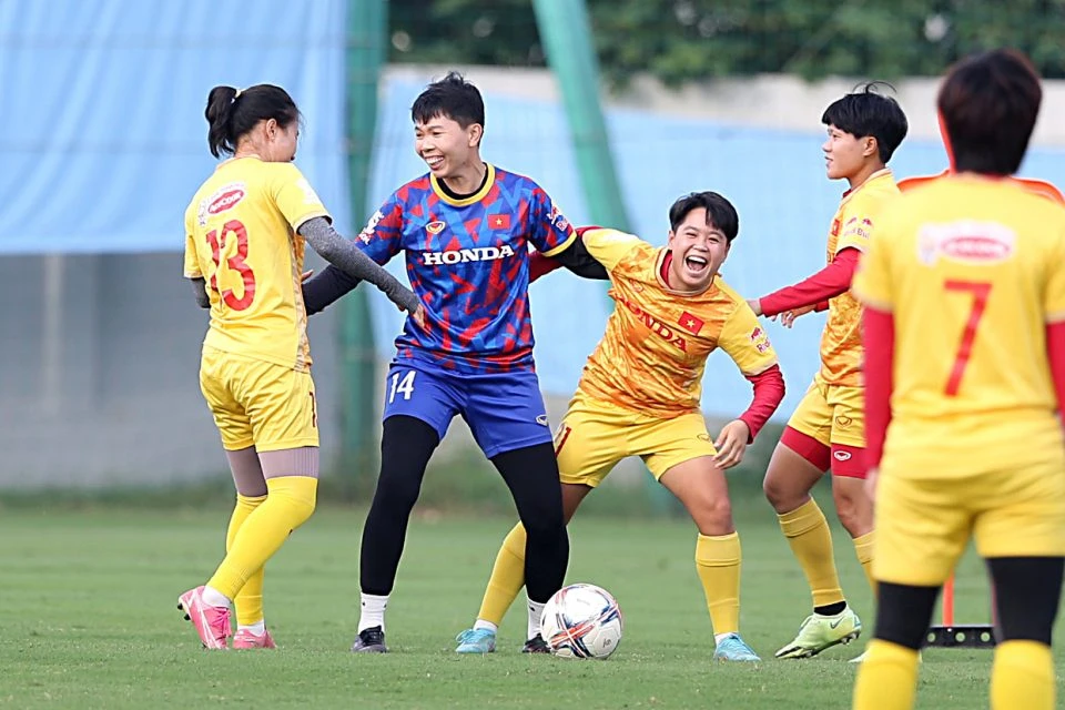Đội tuyển nữ Việt Nam thoải mái trên sân tập