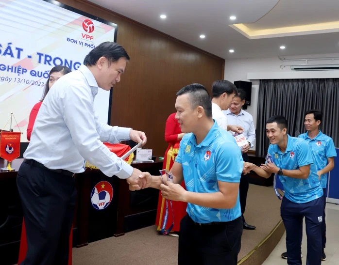 Đại diện Lãnh đạo LĐBĐ Việt Nam trao Giấy chứng nhận và thẻ làm nhiệm vụ cho các giám sát và trọng tài trước mùa giải mới 
