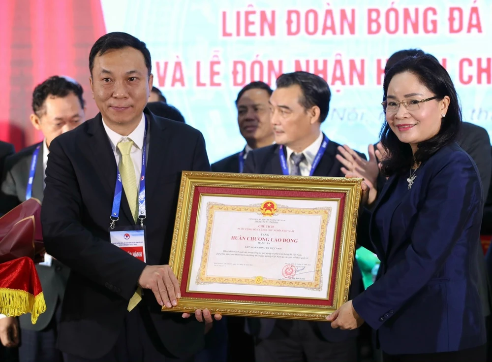 LĐBĐ Việt Nam và chủ tịch Trần Quốc Tuấn vinh dự nhận Huân chương Lao động hạng Ba