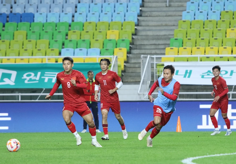 Đội tuyển Việt Nam tập làm quen với mặt sân Suwon World Cup vào tối 16-10