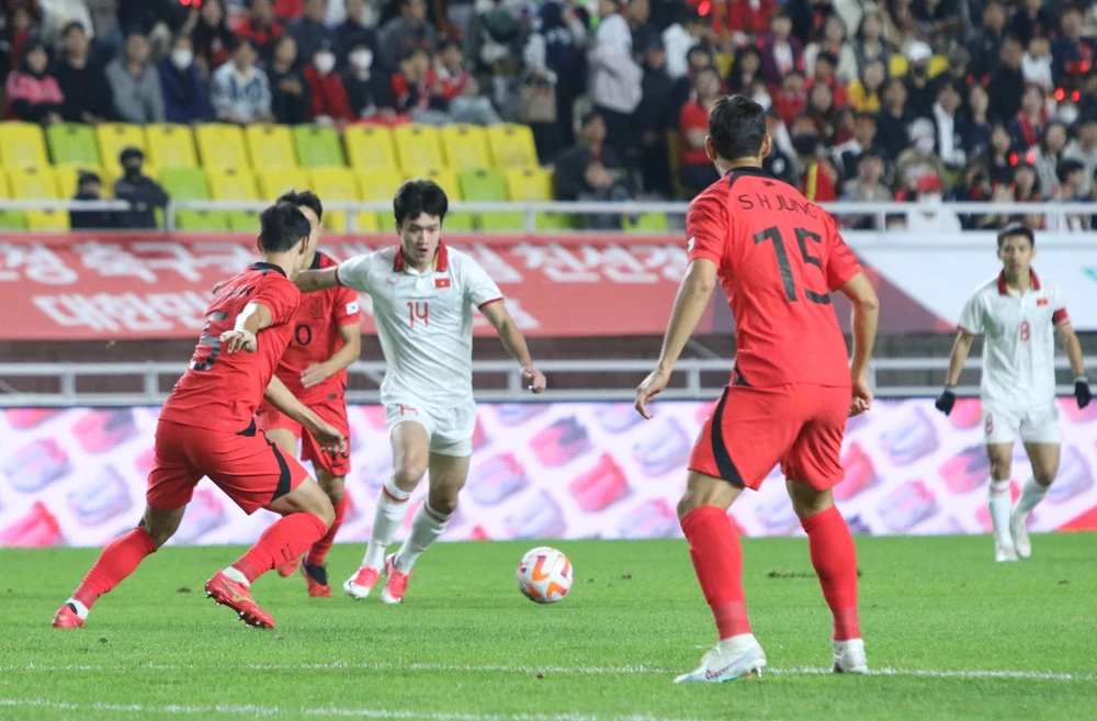Hoàng Đức cùng đội tuyển Việt Nam trong trận thua 0-6 trước Hàn Quốc