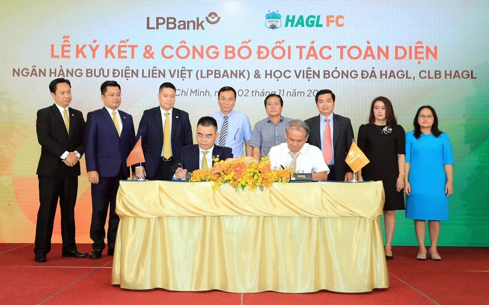 Lãnh đạo HA.GL và LPBank ký hợp tác toàn diện vào ngày 2-11. Ảnh: ANH KHOA