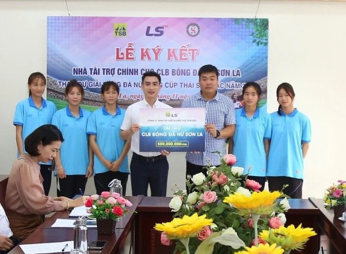 Ông Trần Anh Minh, Ủy viên Ban chấp hành VFF, Tổng giám đốc công ty Thái Sơn Bắc trao tiền tài trợ 500 triệu đồng cho đại diện CLB Sơn La.