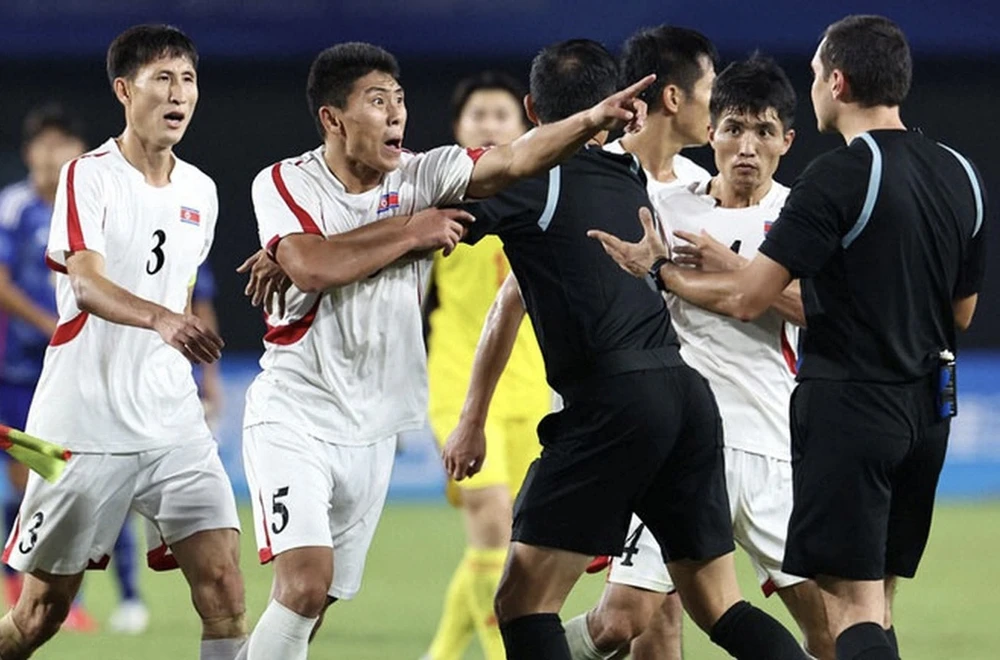 Các cầu thủ CHDCND Triều Tiên phản ứng trọng tài Rustam sau trận gặp Nhật Bản ở ASIAD 19