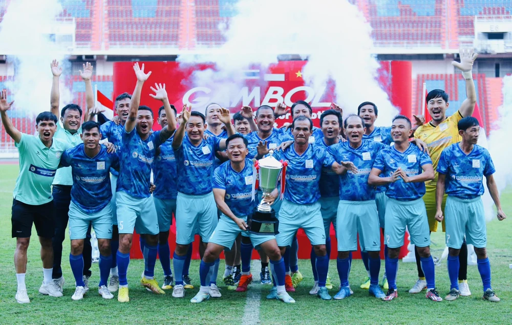 Đội cựu cầu thủ Việt Nam và Những người bạn giành Cúp vô địch sau 4 trận toàn thắng