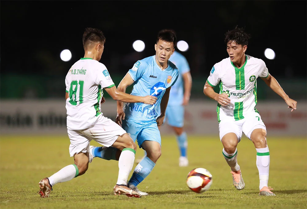 Bình Phước để thua đậm 0-4 trước Nam Định ngay trên sân nhà