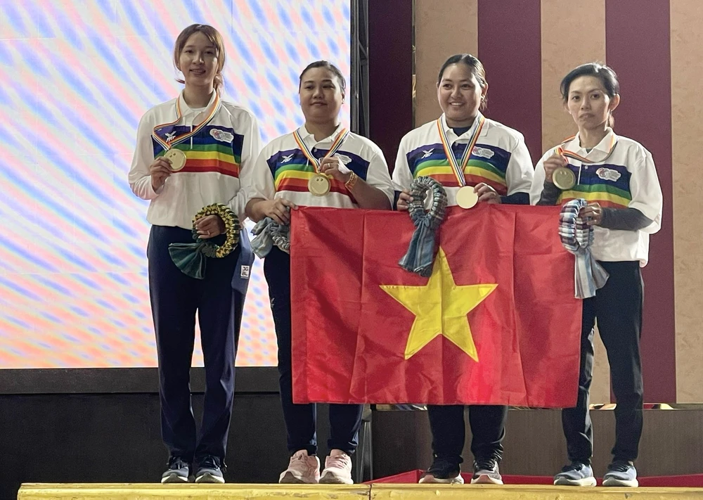 Các cô gái Việt Nam bước lên bục cao nhất giành Huy chương vàng bi sắt thế giới nội dung ba nữ