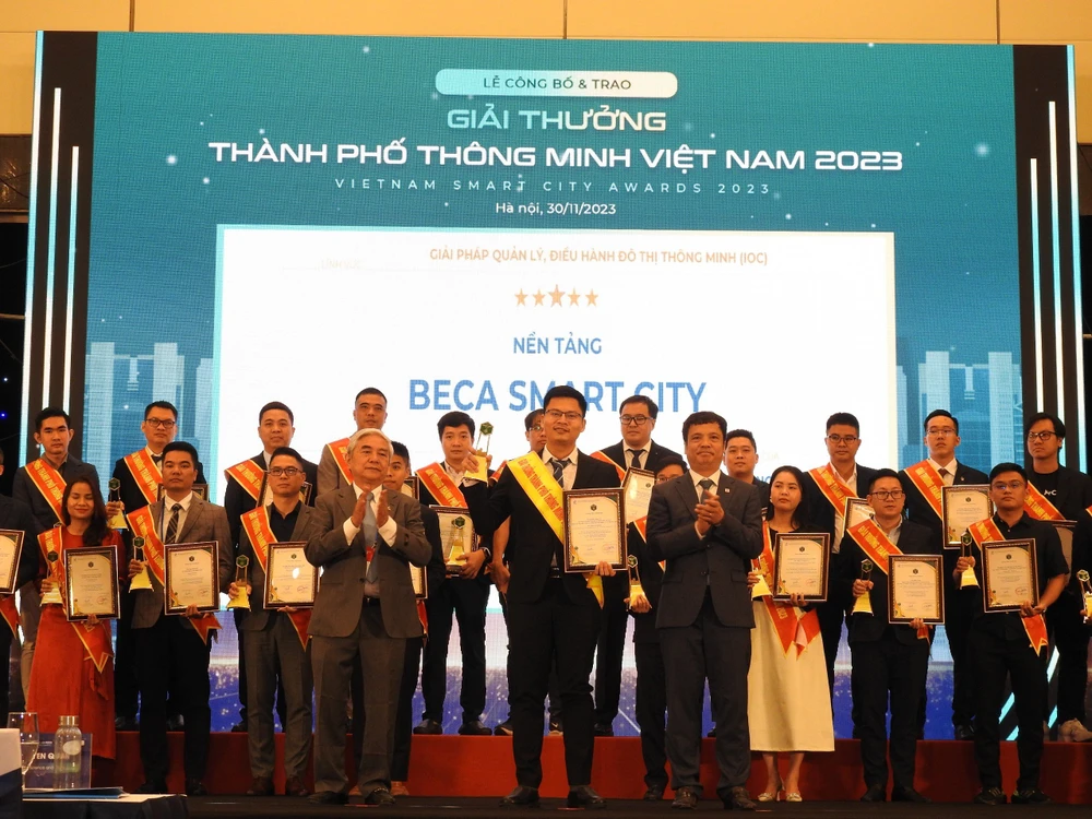 Trưởng Phòng R&D VNTT ông Ngô Nhật Nhi nhận cúp và chứng nhận của BTC tại lễ trao giải