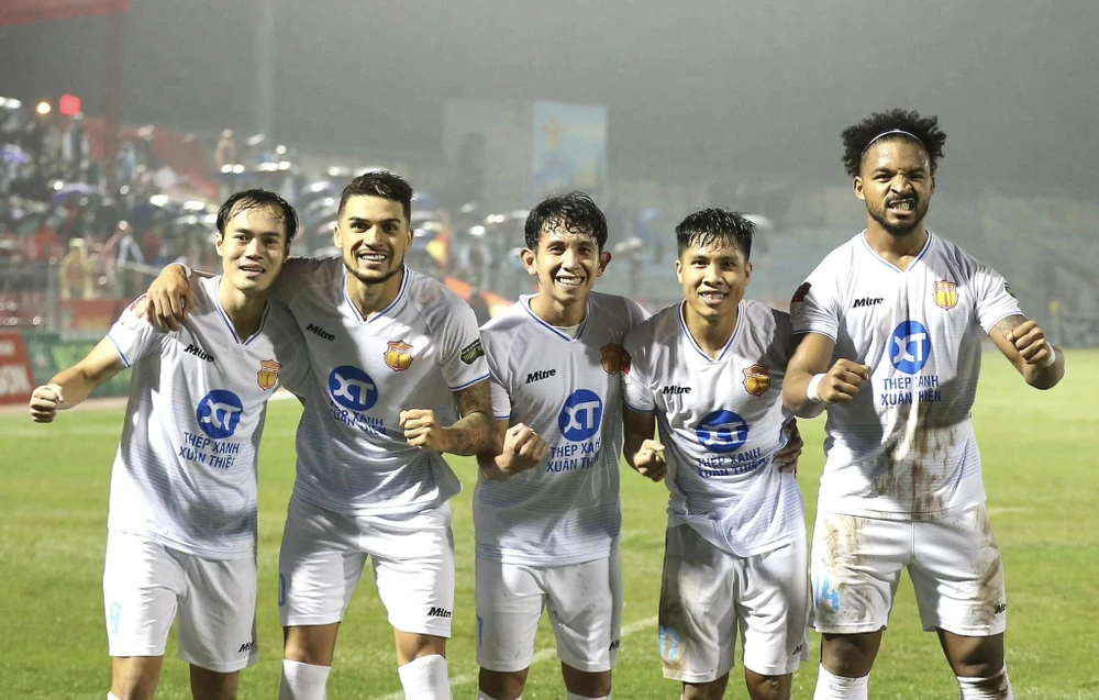 Nam Định gây ấn tượng qua 4 trận thắng liên tiếp tại V-League 2023-2024