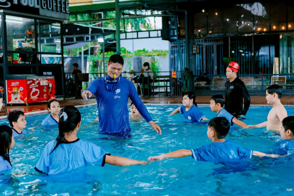 Giảng viên đang triển khai thí điểm mô hình Lớp dạy bơi và kiến thức, kỹ năng phòng, chống đuối nước cho trẻ em tại Hồ bơi Tiên Phong.