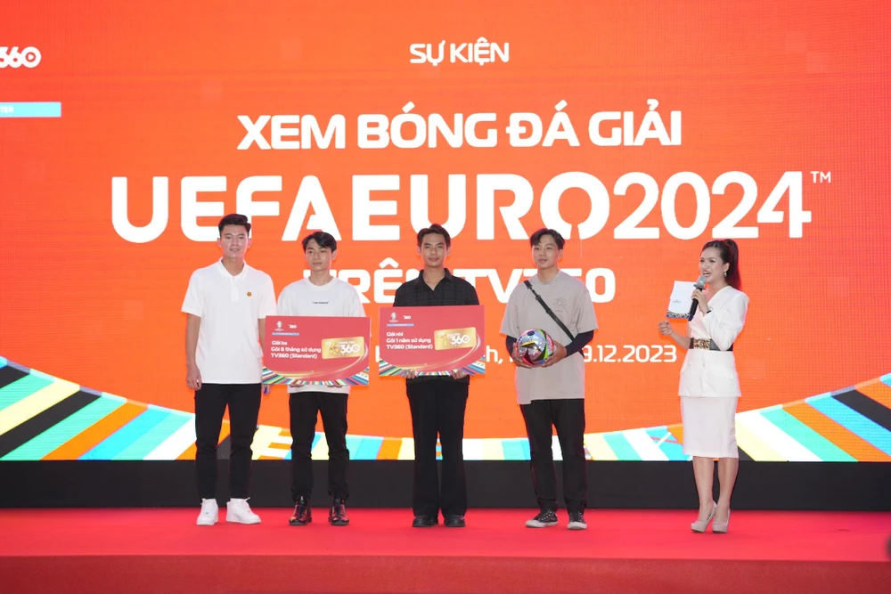 Tuyển thủ quốc gia Phan Tuấn Tài trao quà thưởng cho các khán giả đoạt giải tại sự kiện