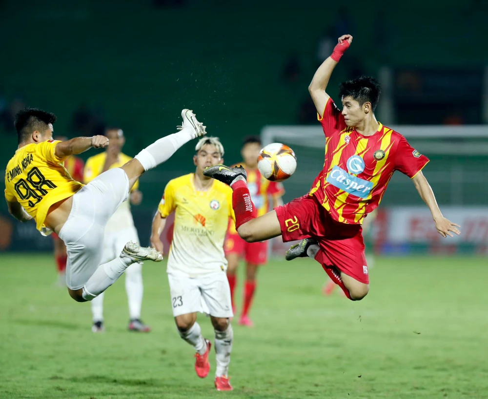 Cuộc so tài giữa Bình Định (áo đỏ) và Thanh Hóa trên sân Quy Nhơn ở vòng 5 V-League 2023-2024. Ảnh: TUẤN HỮU