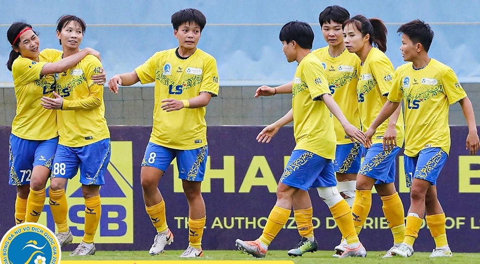Thùy Trang và các đồng đội giành lại ngôi đầu bảng sau vòng 12