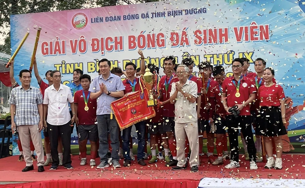 Đại biểu, Ban tổ chức trao Cúp vô địch cho đội Trường Cao đẳng Nghề Việt Nam-Singapore