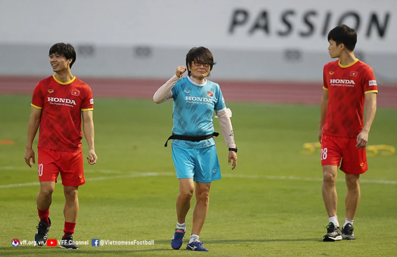 Bác sĩ Choi trong thời gian làm trợ lý cho HLV Park Hang-seo tại đội tuyển Việt Nam