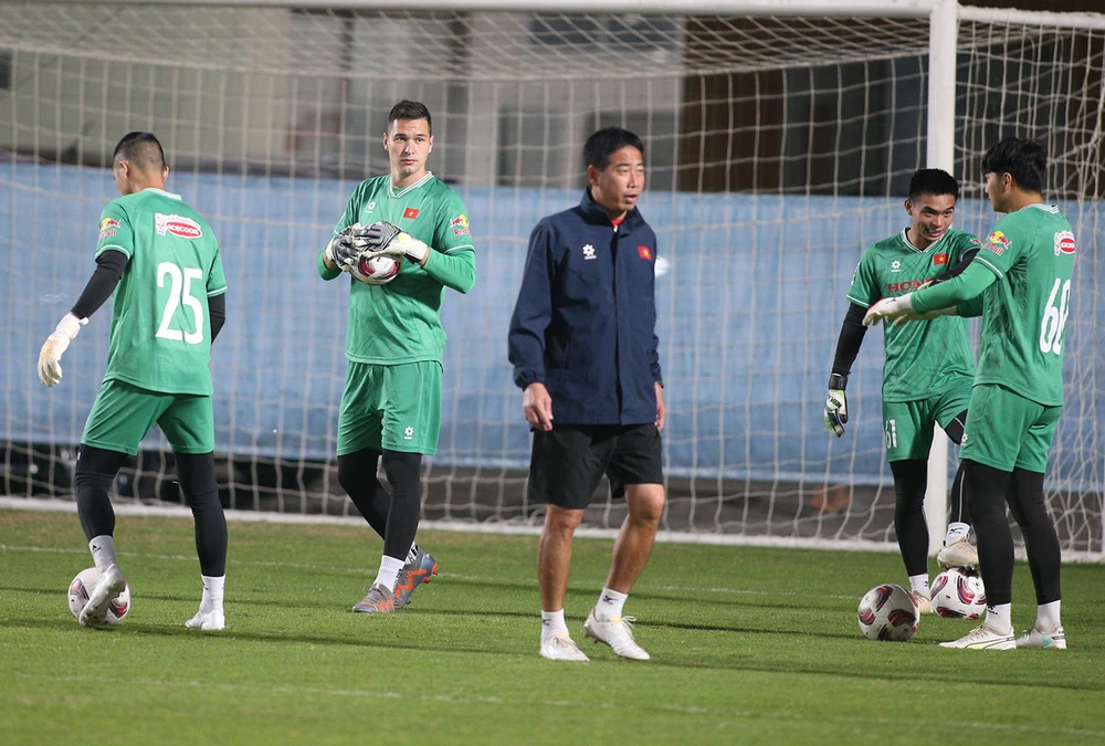 Thủ môn Văn Lâm chia tay đội tuyển, HLV Troussier đã đôn các thủ môn từ đội U23 lên tập cùng Nguyễn Filip và Đình Triệu