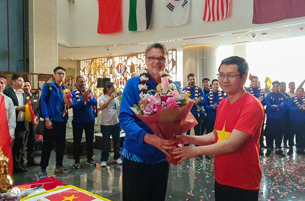 Đại diện Đại sứ quán Việt Nam tại Qatar tặng hòa chào mừng HLV Troussier và đội tuyển tại khách sạn Holiday Villa – nơi lưu trú của đội tuyển Việt Nam trong thời gian thi đấu Asian Cup 2023.