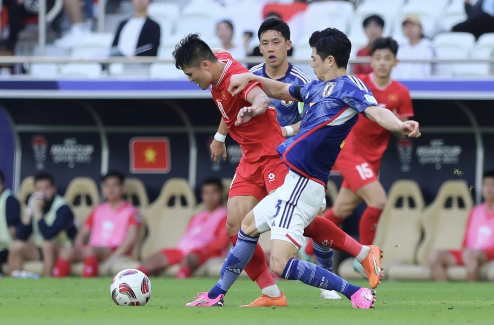 Sức trẻ cùng tinh thần thi đấu tốt của các cầu thủ Việt Nam đã gây nhiều khó khăn cho Nhật Bản. Ảnh: THANH ĐÌNH
