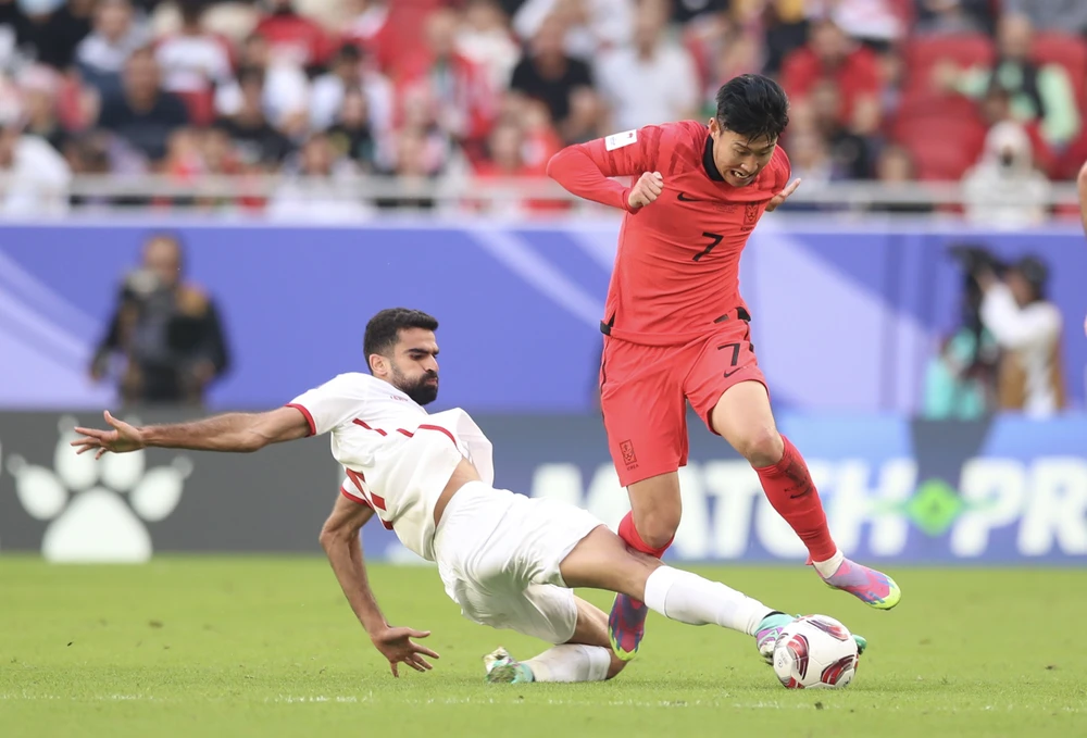 Son Heung Min nỗ lực đi bóng trước sự truy cản của hậu vệ Bahrain