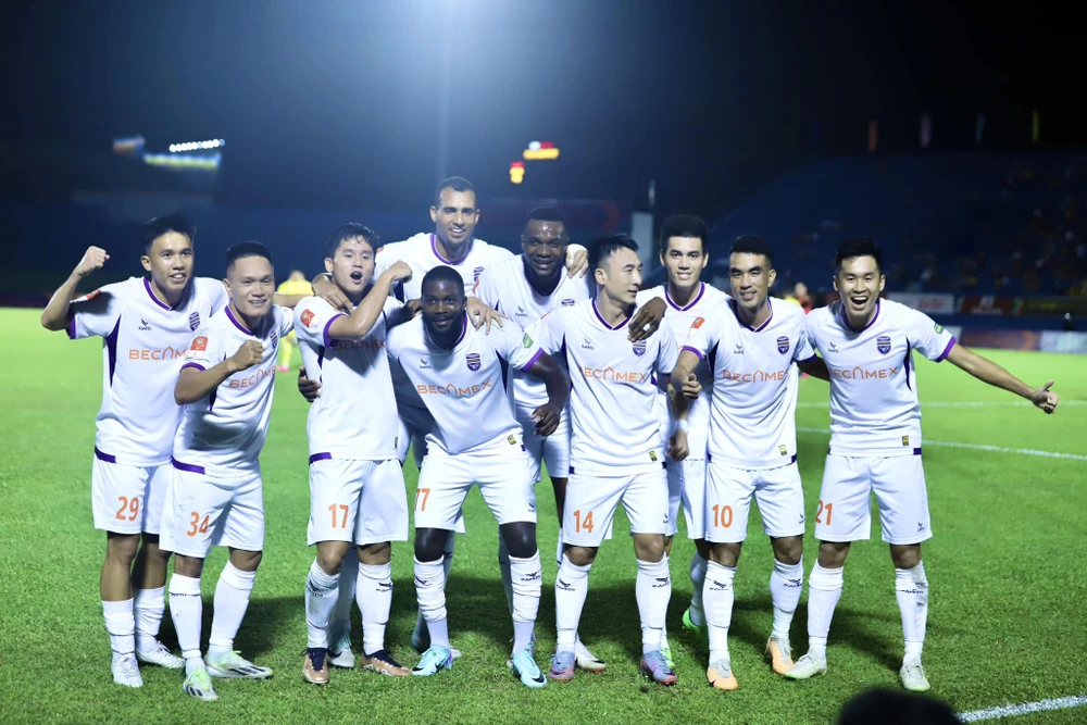 B.Bình Dương đoạt cú đúp danh hiệu xuất sắc tháng 12 V-League 2023-2024- Ảnh 1.