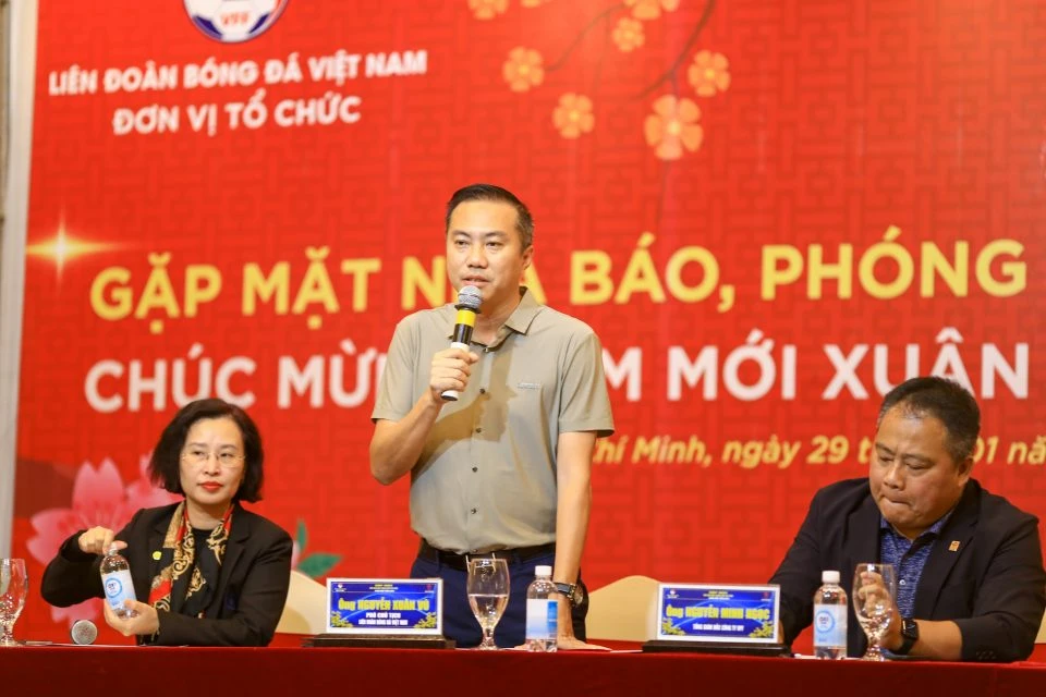Phó Chủ tịch VFF Nguyễn Xuân Vũ phát biểu tại buổi gặp mặt cùng các nhà báo, phóng viên của khu vực phía Nam. Ảnh: DŨNG PHƯƠNG