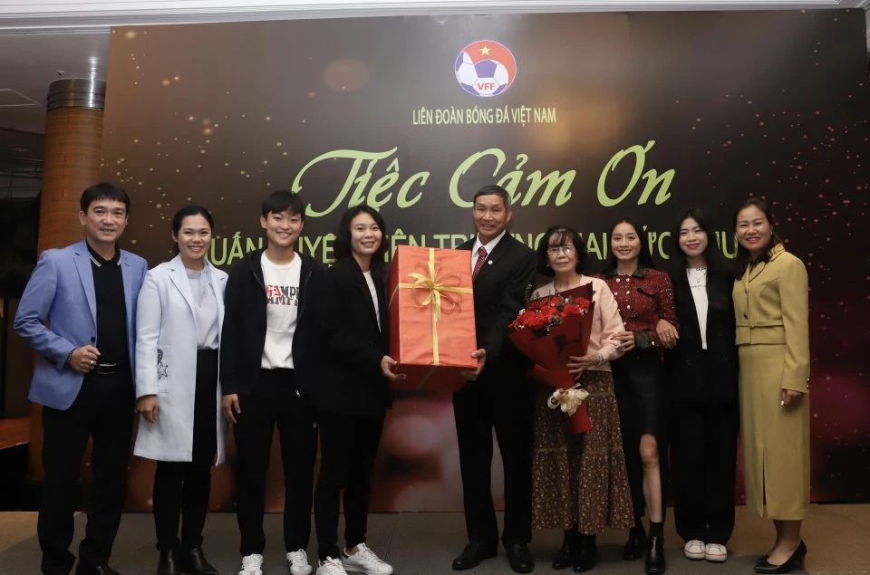 Tiền đạo Hải Yến đại diện cho các cầu thủ tặng quà đến HLV Mai Đức Chung