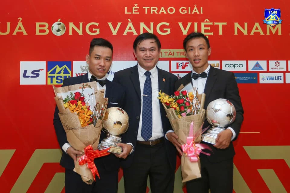 Ông Trần Anh Tú chia vui cùng cầu thủ Trần Văn Vũ (bên trái) và Nguyễn Minh Trí, hai cầu thủ của CLB Thái Sơn Nam TPHCM đoạt các danh hiệu của Giải thưởng Quả bóng vàng năm 2016
