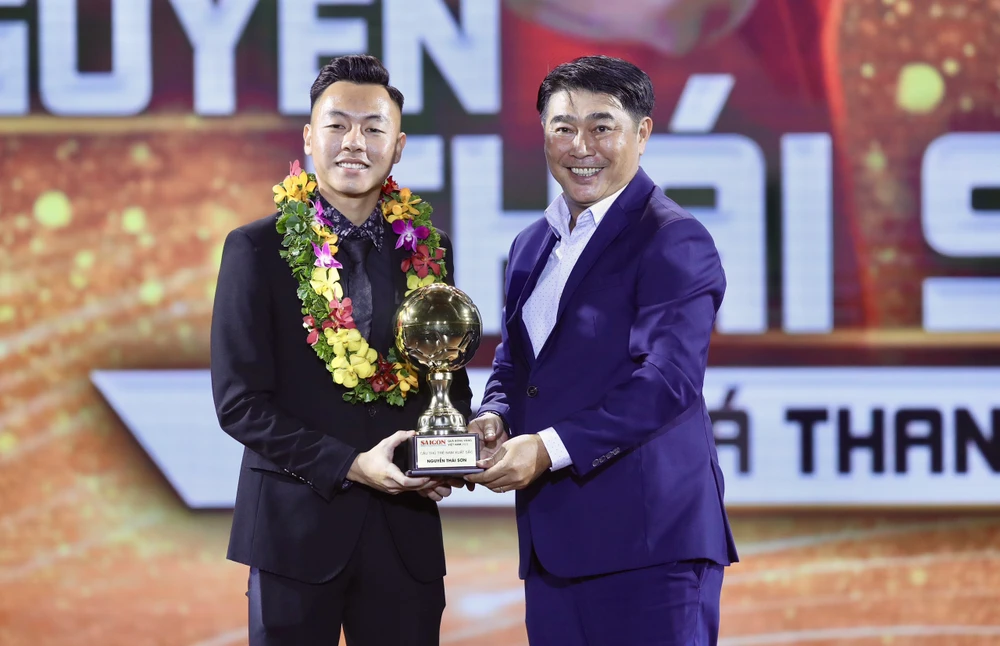 HLV Trần Minh Chiến trao giải thưởng Cầu thủ trẻ xuất sắc năm 2023 cho Nguyễn Thái Sơn