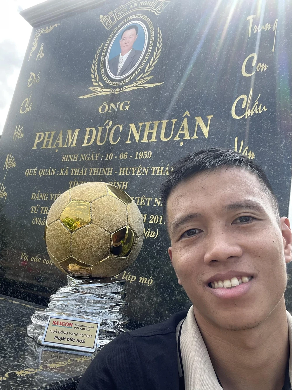 Tân Quả bóng vàng futsal Việt Nam gây xúc động với hành động hiếu thảo- Ảnh 2.