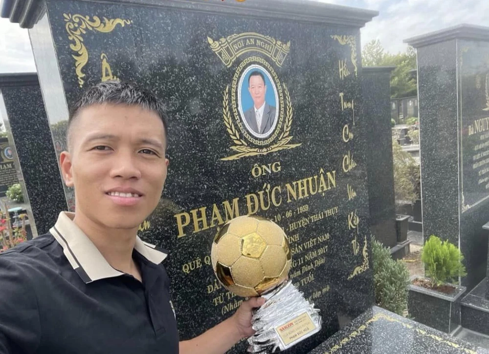 Tân Quả bóng vàng futsal Việt Nam gây xúc động với hành động hiếu thảo- Ảnh 1.